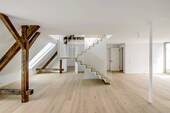 Wohn- und Essbereich mit Blick auf die stilvolle Treppe - 