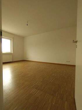 Wohnzimmer (leer) - Etagenwohnung mit 74,30 m² in Mannheim zur Miete