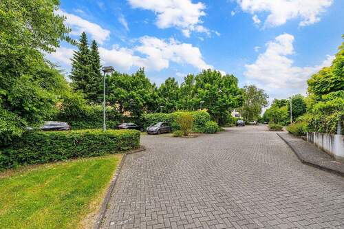 Parkplätze vor dem Haus - Etagenwohnung mit 107,00 m&sup2; in Hilden zum Kaufen