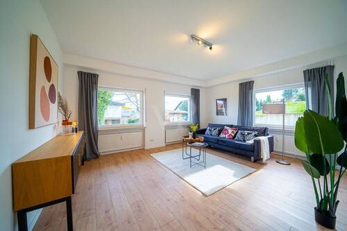 Lichtdurchflutetes Wohnzimmer - Modernisierte 4,5-Zimmer-Wohnung mit Gartenmitbenutzung - lichtdurchflutet & familiengerecht