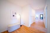 Lichtdurchfluteter Flur - 4 Zimmer Etagenwohnung in Usingen