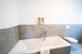 Geräumige Badewanne - 