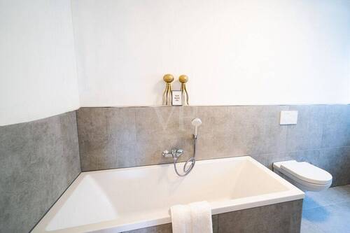 Geräumige Badewanne - 