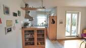 Blick in den Küchenbereich und Zugang Balkon - 