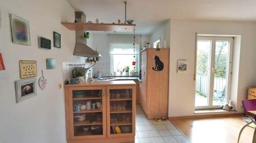 Blick in den Küchenbereich und Zugang Balkon - 