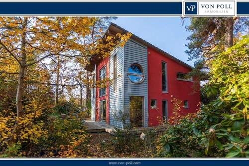 Hausansicht mit altem Baumbestand - Nachhaltiges Design trifft Bestlage: Architektenhaus mit idyllischem Garten in Seenähe.