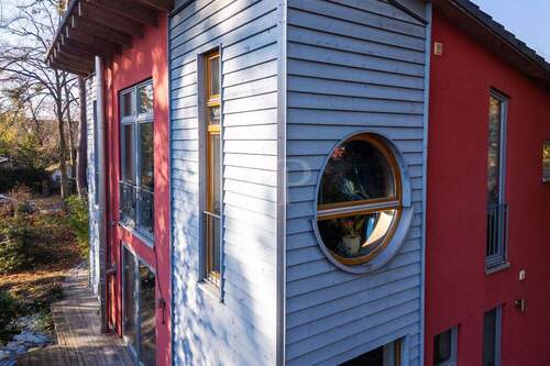 Hausansicht mit Rundfenster - 