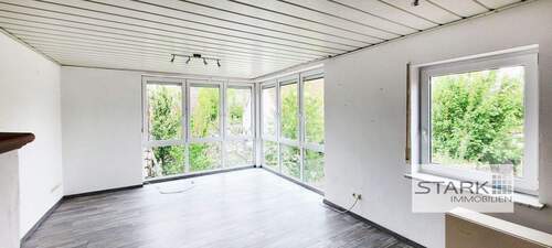 OG Wohnzimmer Fensterfront.jpg - 4 Zimmer Mehrfamilienhaus, Wohnhaus zum Kaufen in Lauda-Königshofen