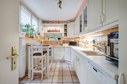 Landhausküche mit Innenhofzugang - 