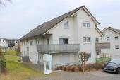 Frontansicht - Helle 3 Zimmerwohnung mit Balkon und Garage