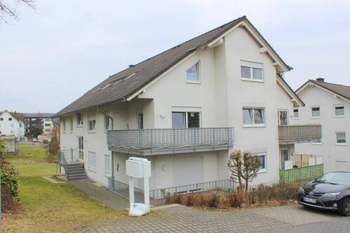 Frontansicht - Helle 3 Zimmerwohnung mit Balkon und Garage