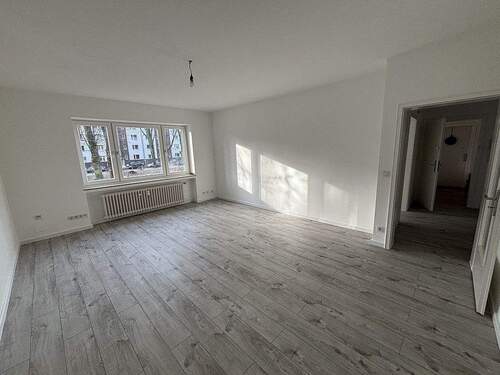 Bild 1 - DüsseltalMörsenbroich-kompl. renovierte und bezugsfertige 3 Zi. ETW mit großem Balkon und Grünblick !