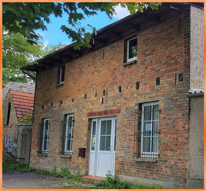 Vorderseite Ansicht II - Wer möchte sich selbst verwirklichen oder liebt große Räume ? Ein Stadthaus mit sonnigem Innenhof.