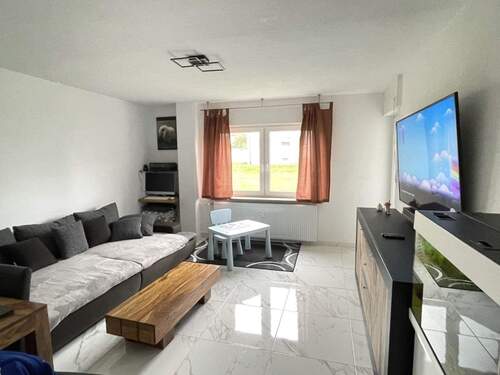 Helles Wohnzimmer+Balkonzugang - Kernsanierte 3-Zimmer-Wohnung im Erdgeschoss mit EBK + Garage