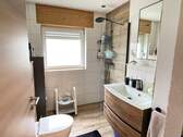 Bad mit ebenerdiger Dusche - 