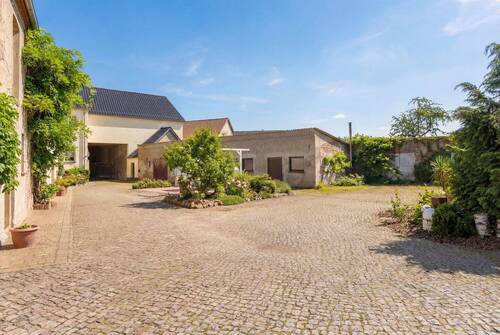 Innenhof mit Nebengebäude - 