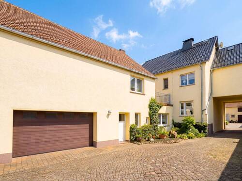 Nebengebäude mit Garage - 