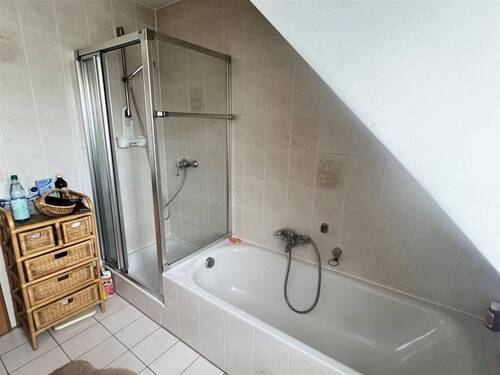 mit Badewanne und Dusche - 