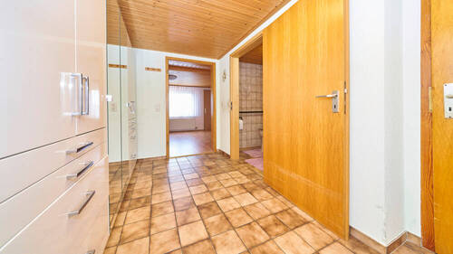 Haus1_OG Umkleide mit Bad und Terrassenzugang - 