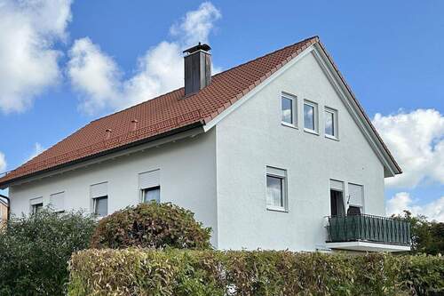 Hausansicht mit Balkon - 4 Zimmer Etagenwohnung zur Miete in Klosterlechfeld