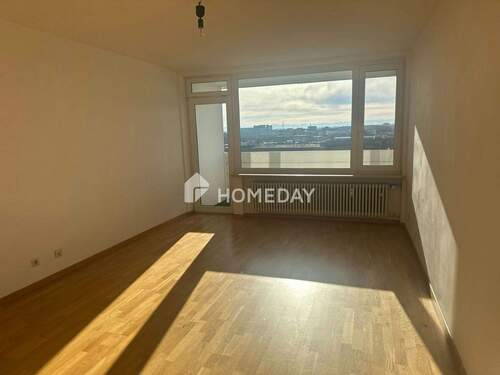 Wohnzimmer 3 - Familienfreundliche Umgebung: Gemütliche Zwei-Zimmer-Wohnung mit Loggia - sofort bezugsfrei