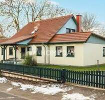 Wohnen auf zwei Ebenen mit besonderem Außenbereich samt Whirlpool im eigenen Poolhaus - Baumgarten Qualitz