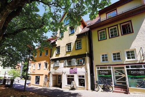 Straßenansicht rechts - Stadthaus mit 6 Einheiten und PKW-Stellplatz in Schorndorf - 20 km von Stattgart - voll vermietet