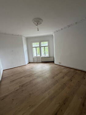 Wohnzimmer + Wintergarten - Helle 3-Zimmer-Wohnung mit Balkon in Best-Lage - sofort verfügbar