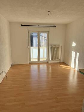 Wohnzimmer - 2-Zimmer Wohnung mit Balkon und Hobbyraum