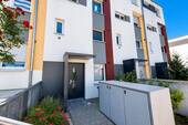 Außenansicht - Neuwertiges Haus auf 4 Ebenen mit Garten & 2 TG-Stellplätzen