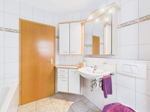 WC und Waschbecken - 