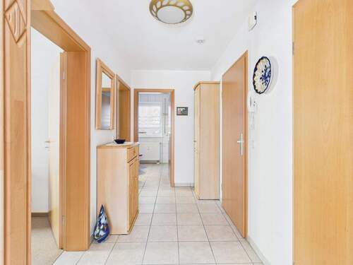 Eingangsbereich / Flur - Blick Richtung Bad - 