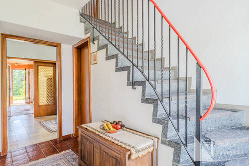 Treppenhaus - Mehrfamilienhaus, Wohnhaus mit 178,00 m&sup2; in Vögelsen zum Kaufen