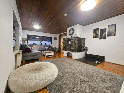 Wohnbereich mit Kachelofen - 5 Zimmer Doppelhaushälfte zum Kaufen in Heimbach