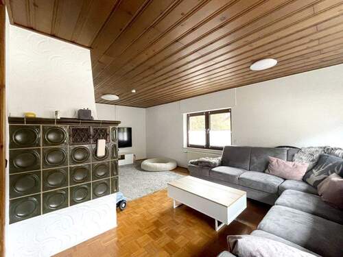 Wohnraum mit Kachelofen - 