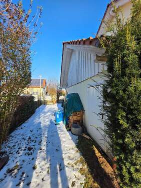 Zugang neben Garage - 