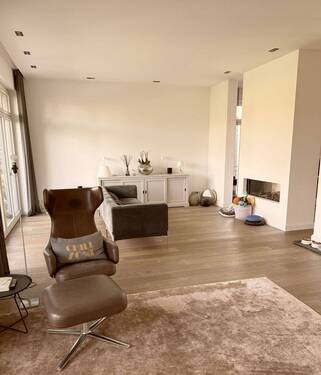 Wohnbereich mit Kamin - 6 Zimmer Doppelhaushälfte zur Miete in Meerbusch