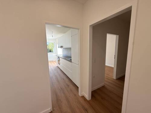 Flur mit Blick in die Küche - 