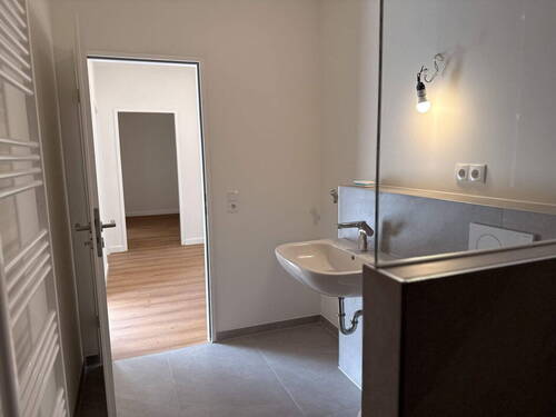 Bad mit Blick in den Flur - 