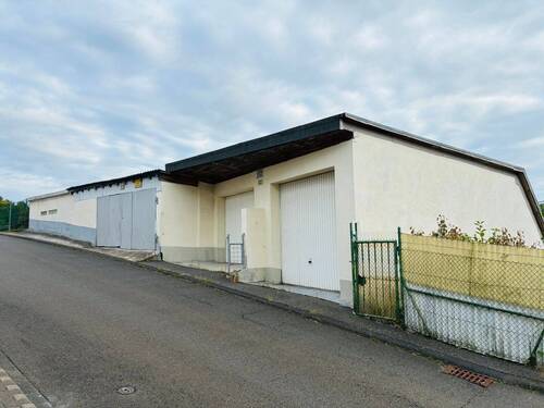 Garagengebäude - 8 Zimmer Mehrfamilienhaus, Wohnhaus in Idar-Oberstein