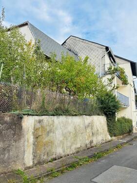 Rückseite Garagengebäude mit Garten - Mehrfamilienhaus, Wohnhaus mit 140,00 m² in Idar-Oberstein zum Kaufen