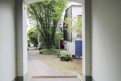 Durchgang zur Hauseingangstür und Innenhof - 