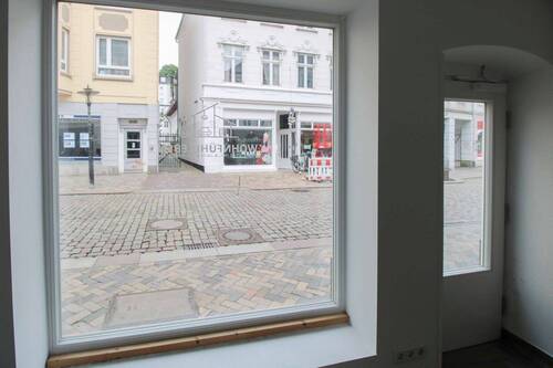 Schaufenster zur Straße - 7 Zimmer Mehrfamilienhaus, Wohnhaus zum Kaufen in Flensburg