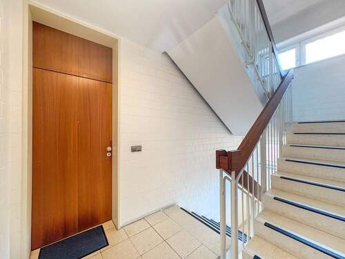 Treppenhaus/ Wohnungstür - 3 Zimmer Etagenwohnung in Bremen