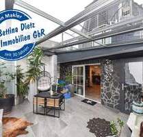 DIETZ: Gepflegtes Wohnhaus + Einliegerwohnung im Ortskern von Großostheim mit Wintergarten + Garage!