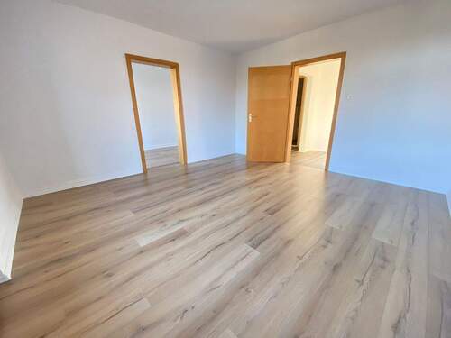 Wohnzimmer - Schöne und große Wohnung frei ab April