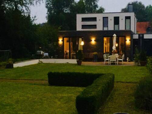 Gartenansicht von der Seeseite - Architektenhaus im Bauhausstil am Drielaker See