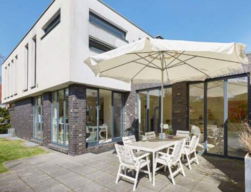 Südwestterrasse - 9 Zimmer Einfamilienhaus in Oldenburg