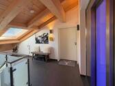 Treppenhaus mit Aufzug - 