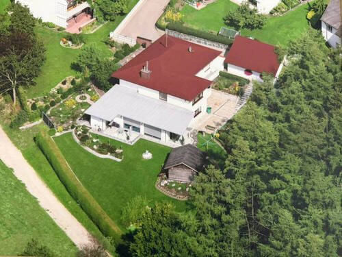 Bild 1 - Gepflegter Bungalow mit Einliegerwohnung in ruhiger Ortsrandlage